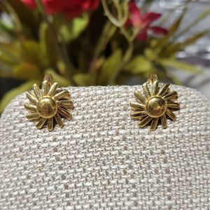 VINTAGE Signed MONET gold 🌼 flower clip-on non pierced earrings. ❤